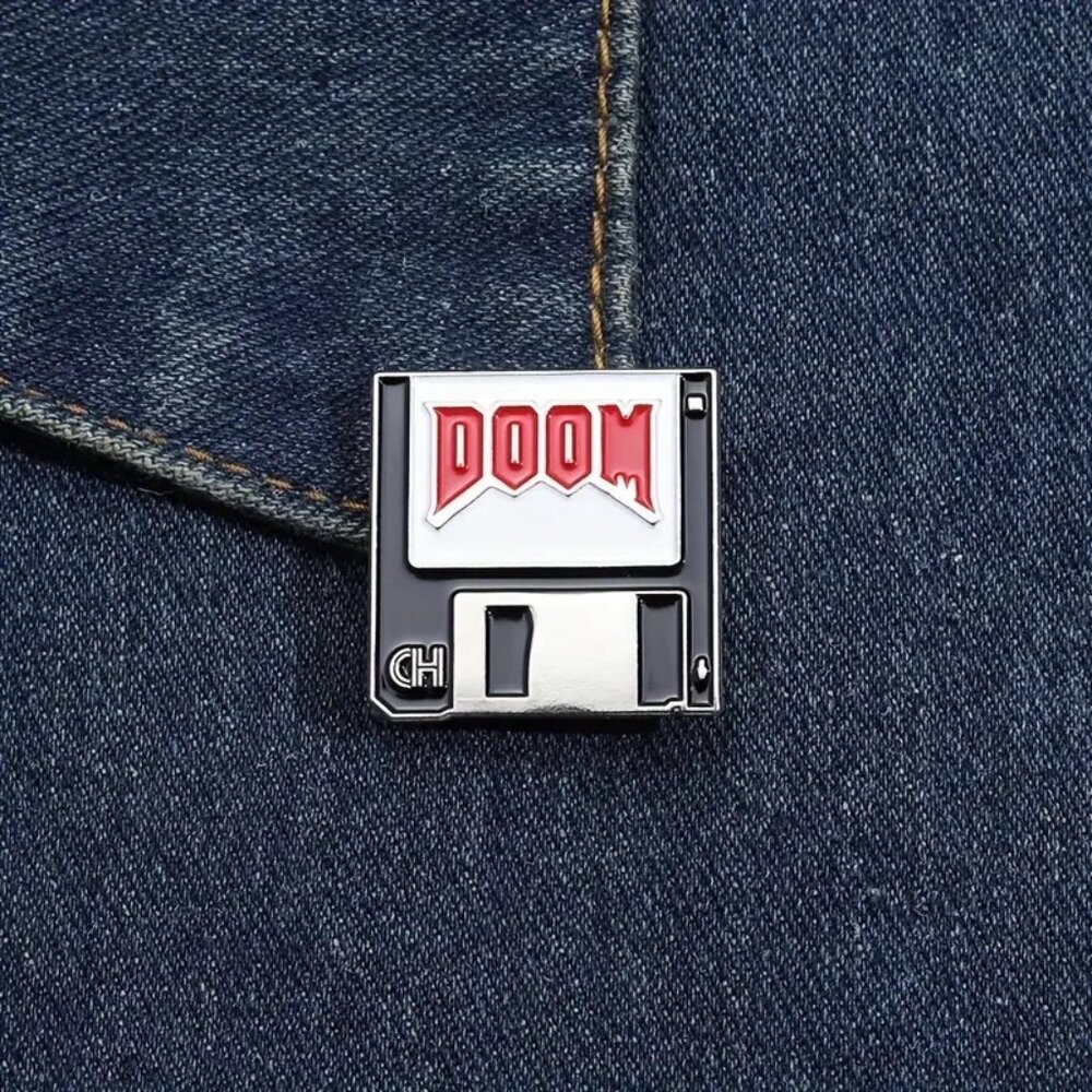 RETRO GAMING VINTAGE DOOM FLOPPY DISC OIL DRIPPED ENAMEL PIN  NWT - Picture 9 of 13